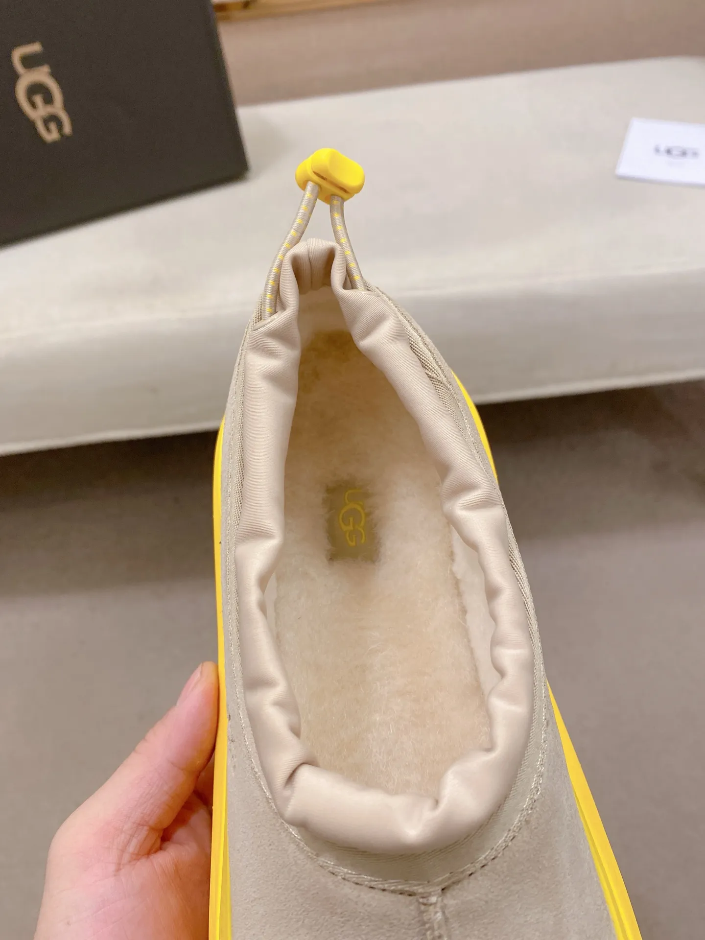 Factory price: 480💰Couple model💏 Same style as Wang Yibo, North American men's shoes Ugg ☃️In the special sale of new high-quality men's shoes snow boots in autumn and winter, the nemesis of extreme cold weather! Made of cowhide leather, merino wool lining, and original outsole, whether driving, outdoor or daily wear, there is always one that suits you! Male and female size: 35-46.